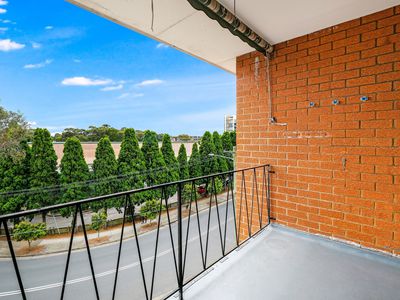 12 / 28 Barber Avenue, Eastlakes