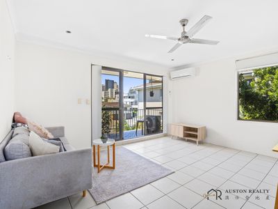 6 / 16 ROSEWOOD AVENUE, Broadbeach