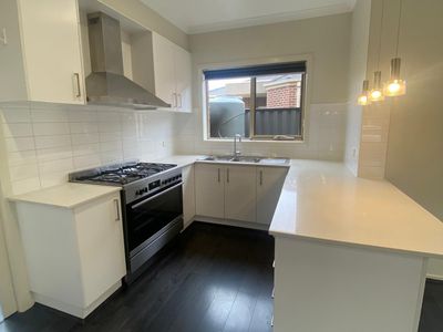 2 / 23 Larissa Street, Tarneit