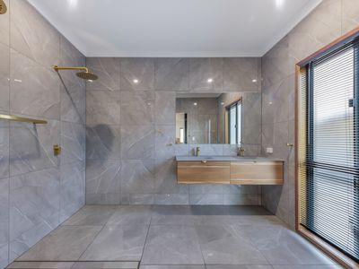 22 Whitehaven Cres, Cannonvale