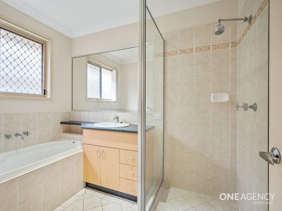 11 Lakes Entrance Dr, Springfield Lakes