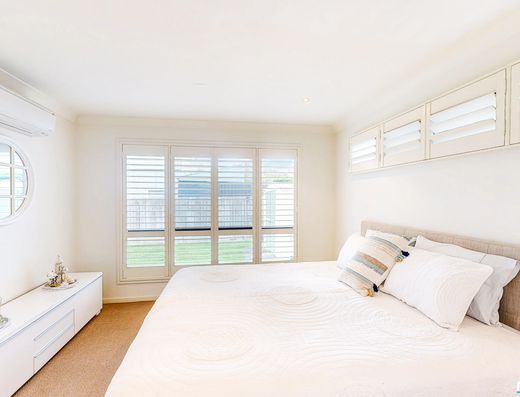 Immaculate Home with Side Access & Short Walk to Town image 9
