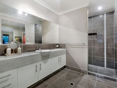 28 Iridium Drive, Hope Island