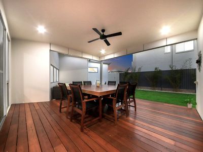 5 Commodore Place, Manly West