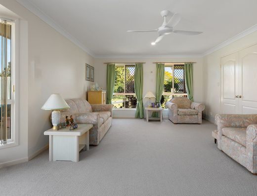 Great family home in an ideal location ***** UNFURNISHED ***** image 4