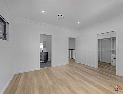 99 DENNISTOUN AVENUE, Guildford West