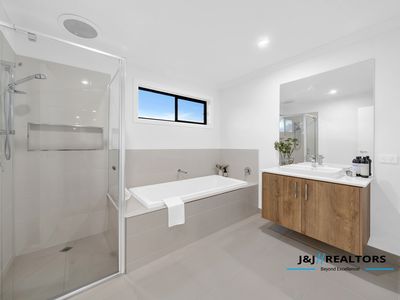 14 Ambassador Circuit, Cranbourne South