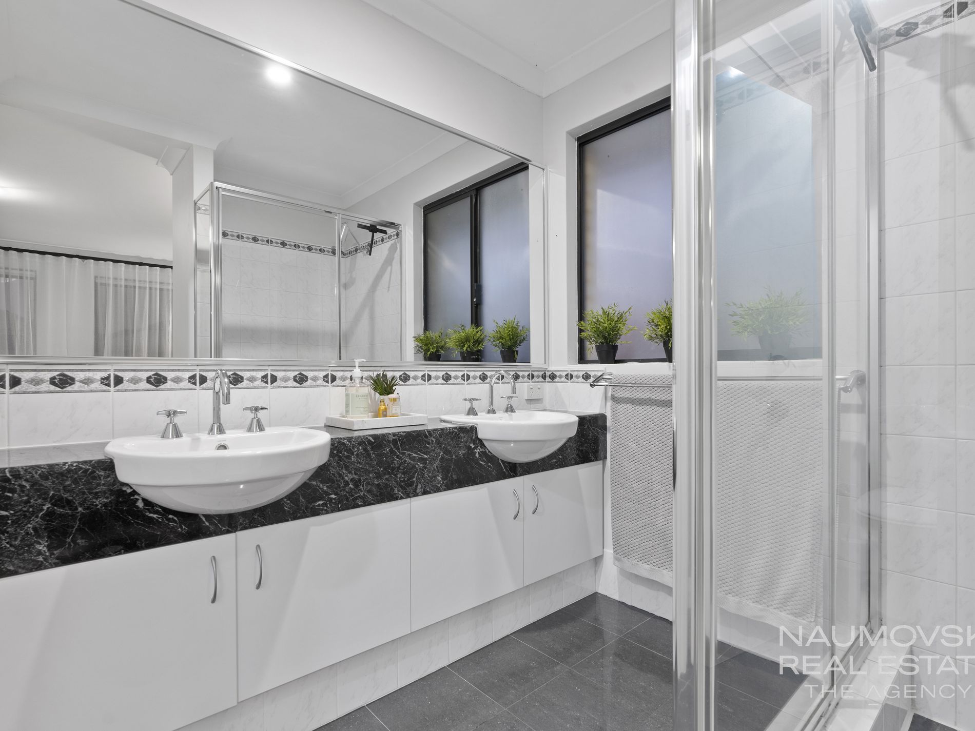 6 Ray Gardiner Vista, Tapping