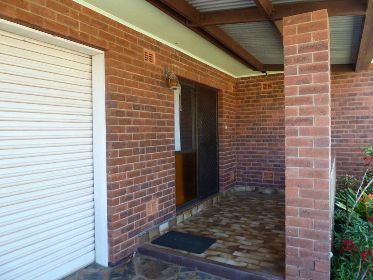 27 Putt St., Atherton