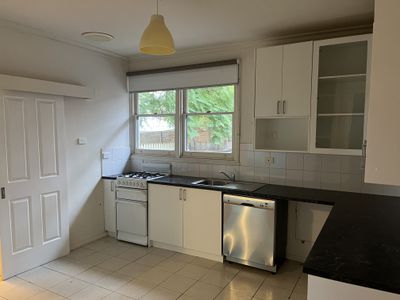 2 / 33 The Avenue, Belmont