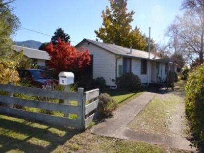 17 Freeburgh Avenue , Mount Beauty