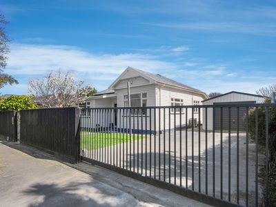 1 / 17 Defoe Place, Waltham