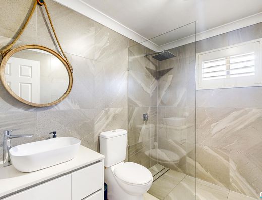 Ideal Unit in Small Gated Complex - Prime Location! image 13