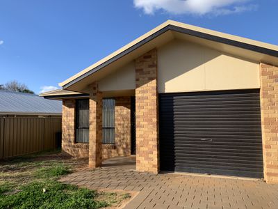 8A  Thornett Place, Dubbo