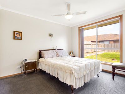 1 / 28 Melaleuca Drive, Hoppers Crossing