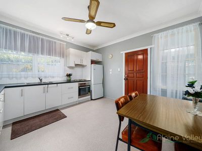 74 Lakeside Avenue, Mount Beauty