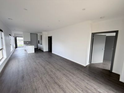 85 Plane Avenue, Mambourin