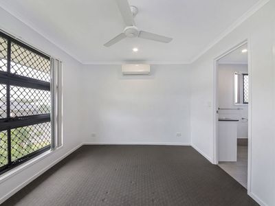 1 / 11 Uldis Place, Bellbird Park