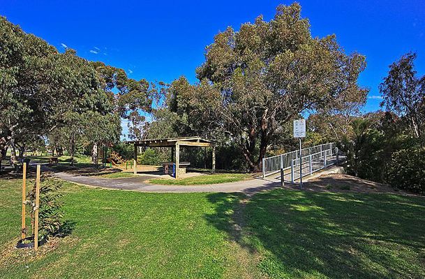 20 The Crest, Attwood