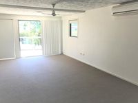 27 / 10 Grand Pde , Kawana Island