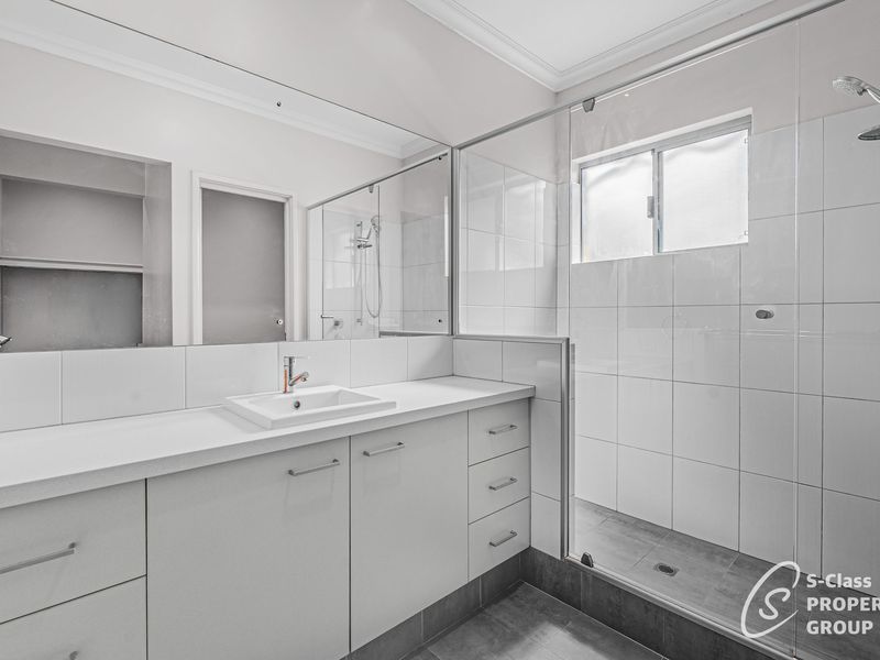 33 Barrington Avenue, Champion Lakes
