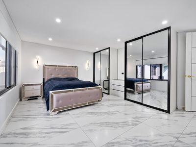 103 Oxford Street, Smithfield