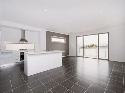 93 Broadbeach Circuit, Sanctuary Lakes