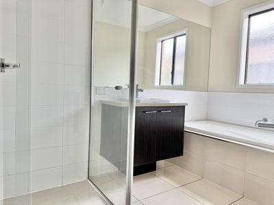 5 Lambertia Crescent, Manor Lakes