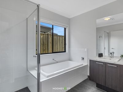 33 Scenery Drive, Clyde North
