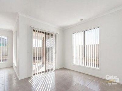5 Waltzing Way, Lynbrook
