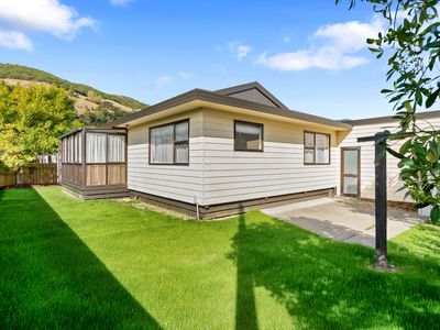 2 Brydon Way, The Wood