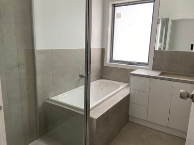 8 / 5 Helms Street, Newcomb