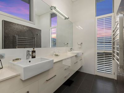 8 Carling Court, Raby Bay