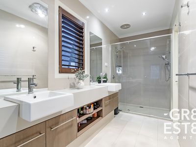 8 Kemsley Green, Cranbourne East