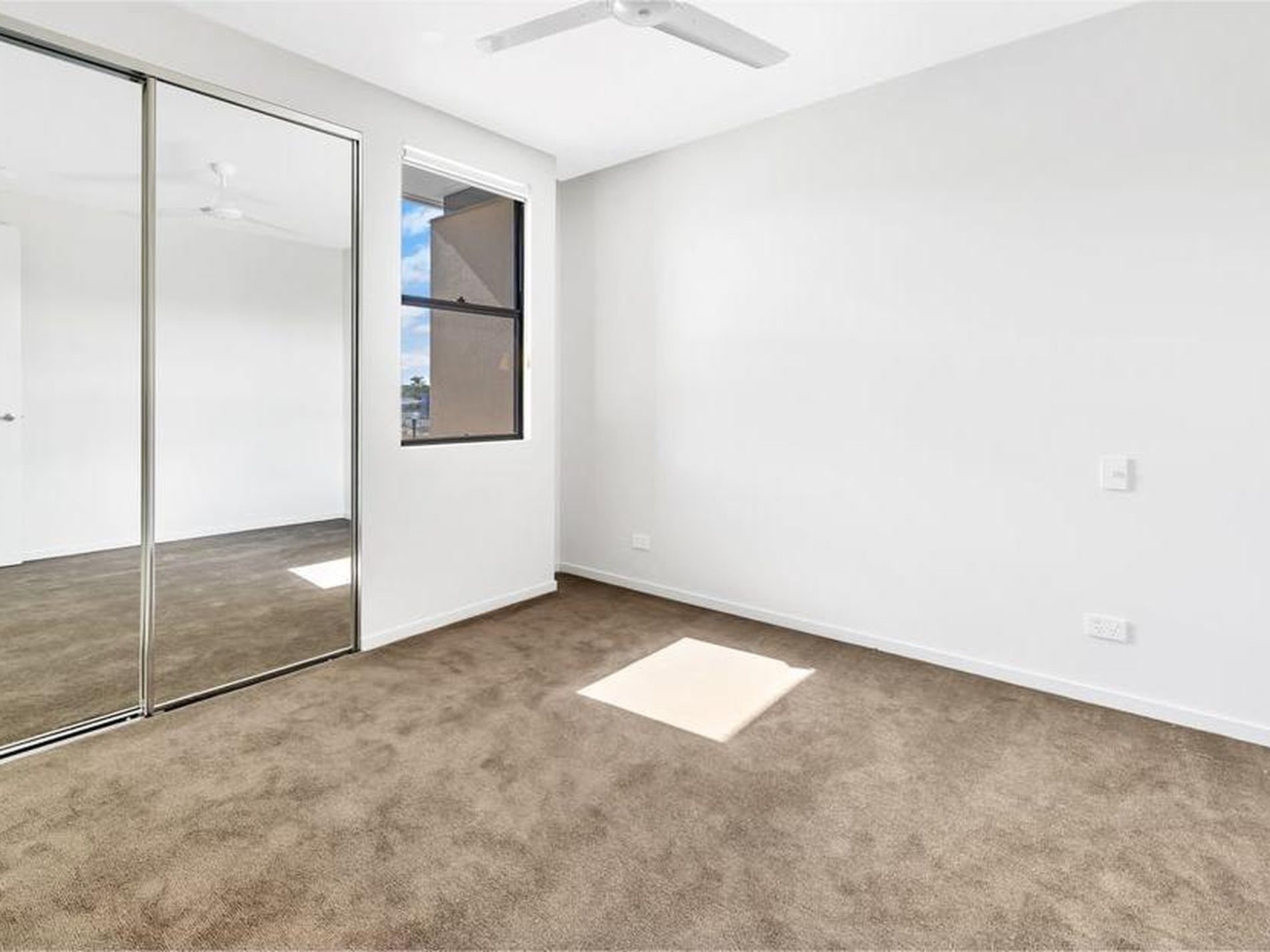 16 / 37 Sickle Avenue, Hope Island