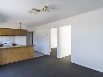 1 / 15 Schwarz Avenue, Horsham