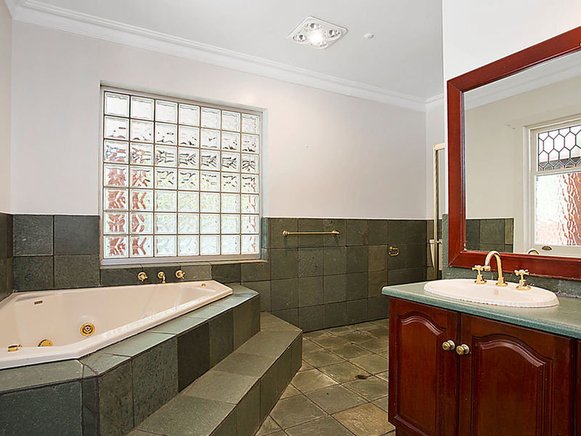 9 Cross Road, Kingswood