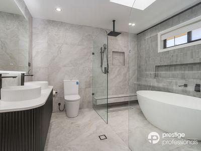 14 Edgecombe Avenue, Moorebank