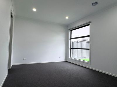 27 Kutjera Street, Manor Lakes