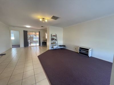1 / 93 Twickenham Drive, Dubbo