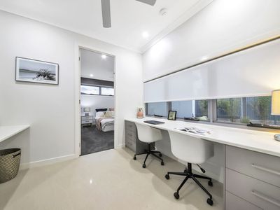 5 Commodore Place, Manly West