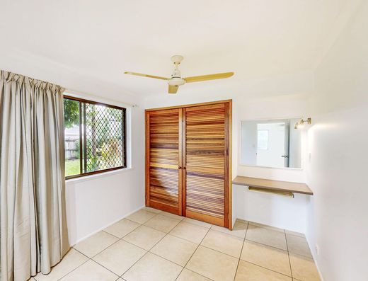  Tewantin ground floor unit, short walk to shops image 9