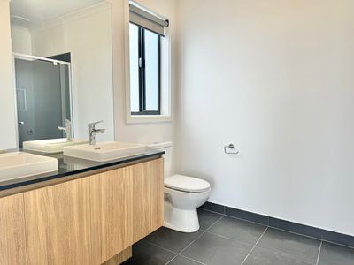 125 Plane Avenue, Mambourin