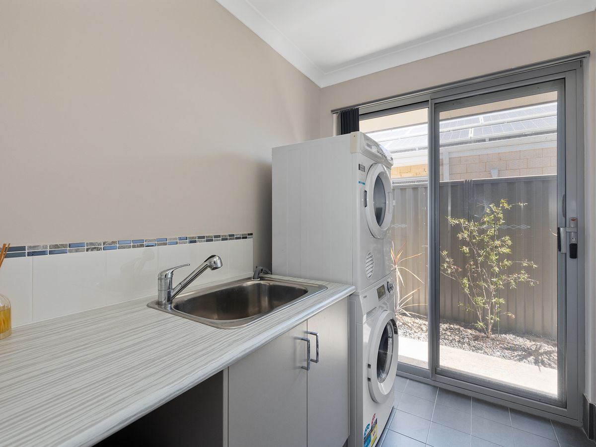 7 / 22 Whittaker Turn, Piara Waters