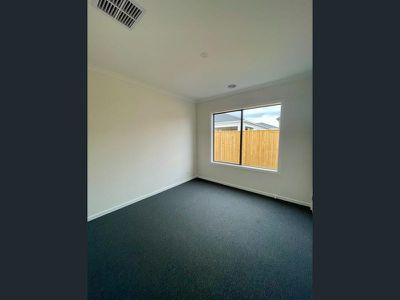 8 Breezy Circuit, Werribee
