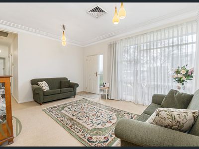 10 Dora Crescent, Dundas