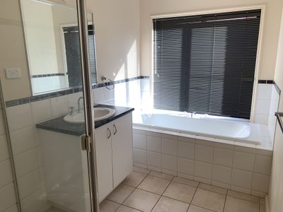 10 Betty Court, Lara