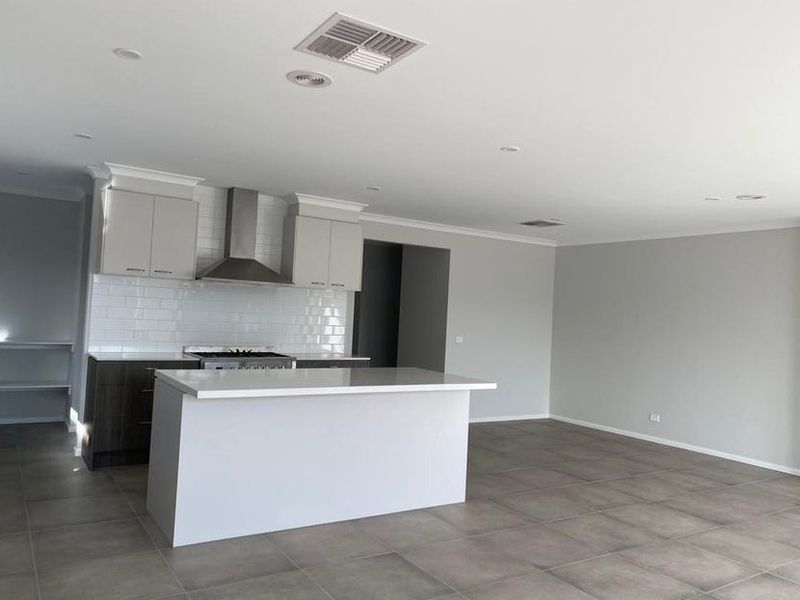 15 Emblem Street, Tarneit