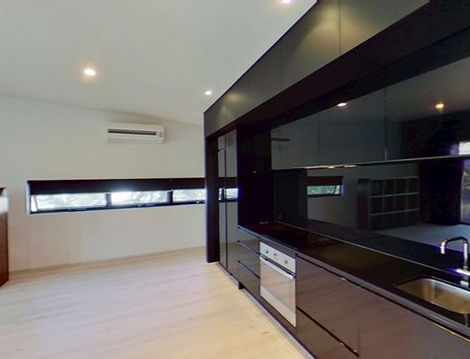 Modern Studio Apartment in Noosaville  image 2