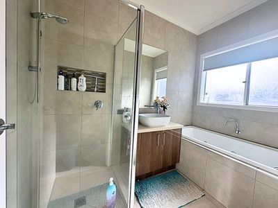 7 Pepita Crescent, Manor Lakes